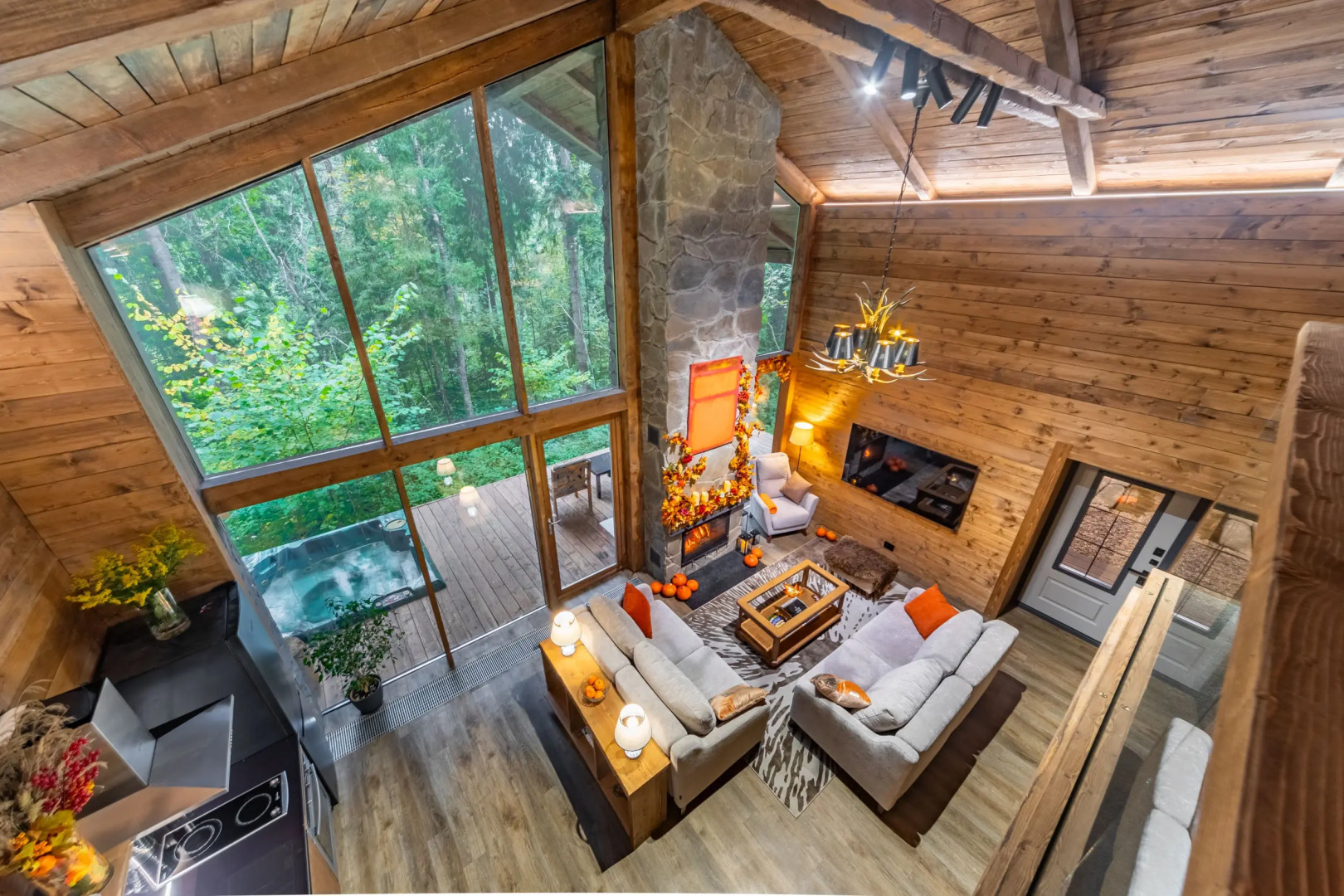 Шале с камином и джакузи в лесу
