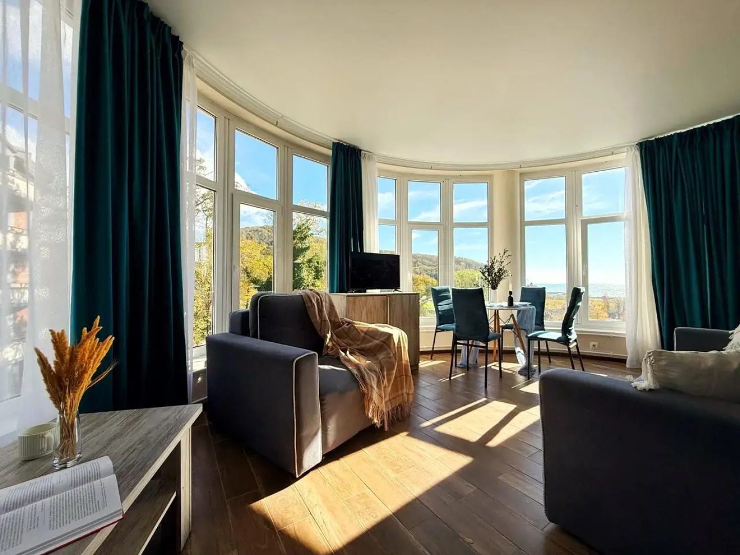 Апартаменты с Видом на Море и Горы в 3 Минутах от Пляжа