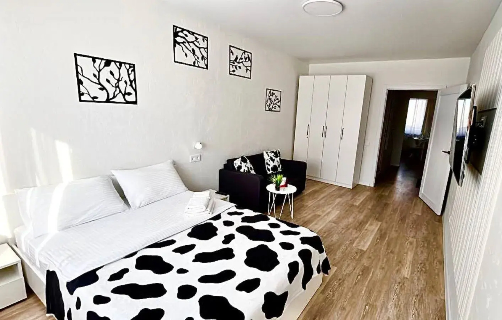 Квартира Однокомнатная Рядом с ЛА Трактор и Красивым Видом на Собор