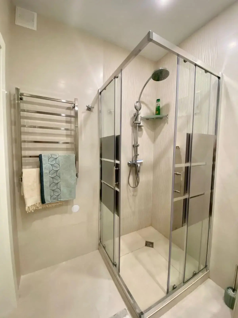 Апартаменты у берега моря с видом на парк