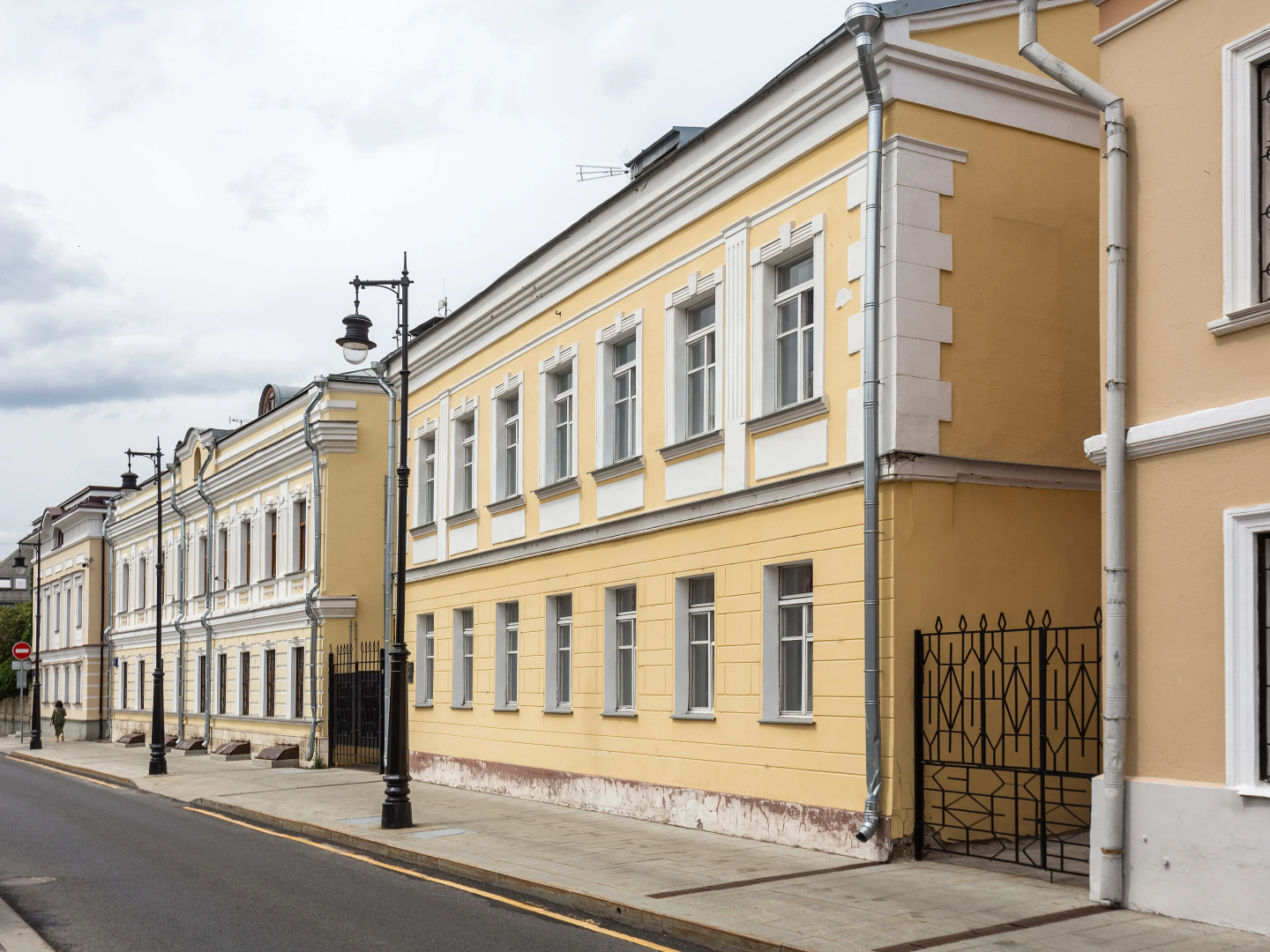 Отель Тихонов