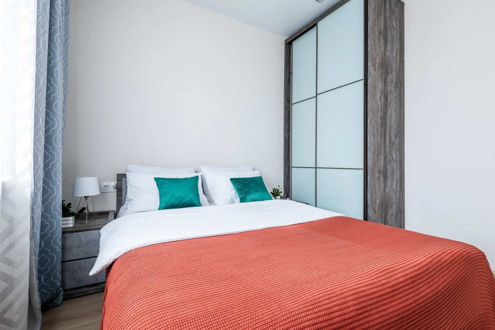 Квартира на сутки Центр Новый дом Кондиционер Wi-Fi Кухня объединена с жилой зоной Отдельная спальня