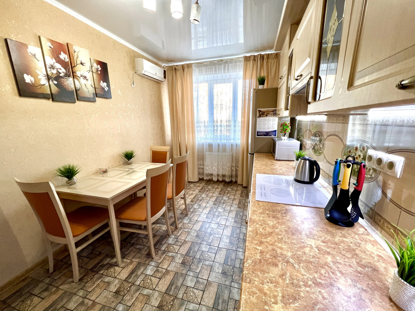 Апартаменты двухкомнатные в Центре Города на 5 этаже (рядом с набережной р. Волга) у ул. Арцыбушевская, 204