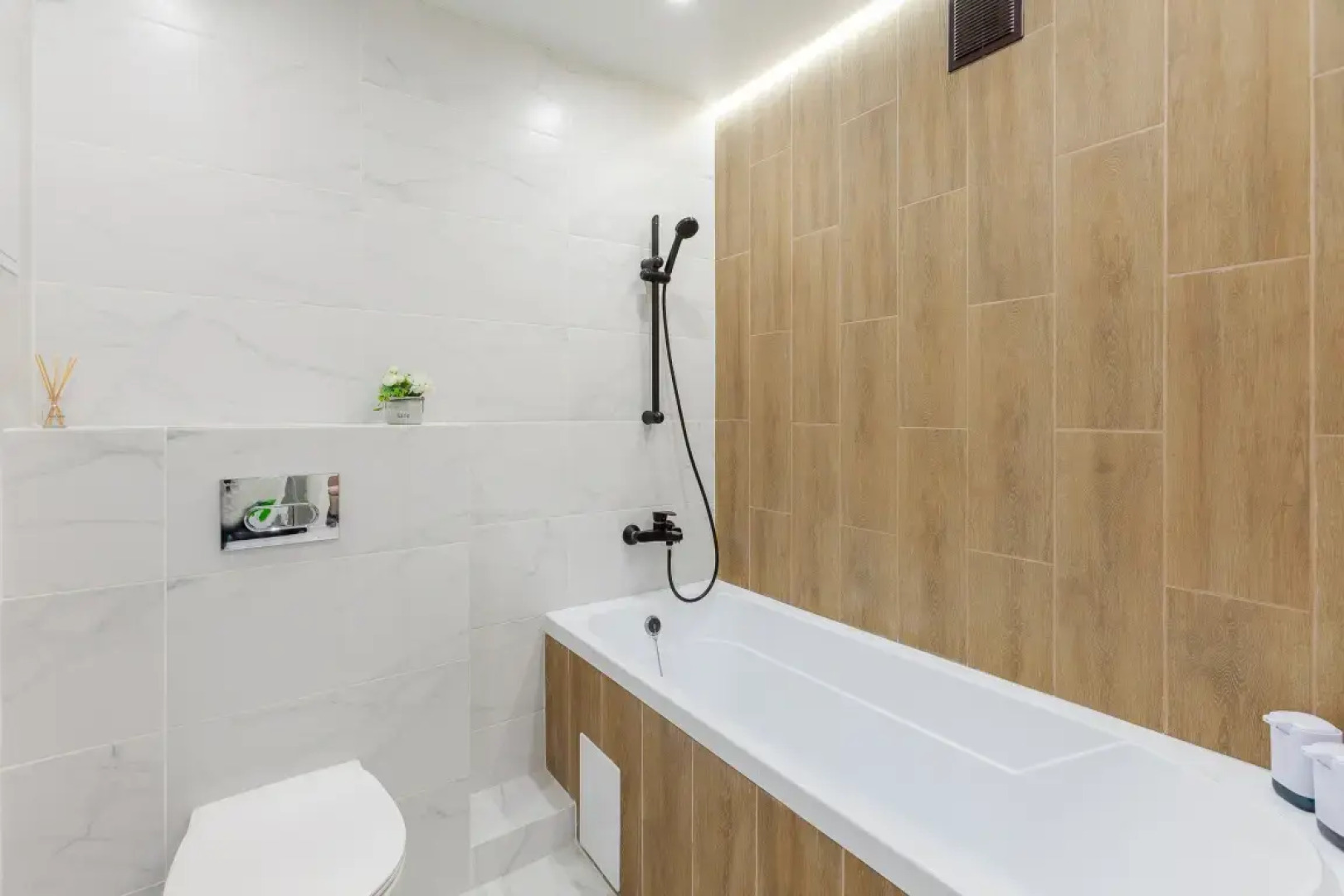 Апартаменты Уютные Апарты RentPlaza 1 с Красивым Видом