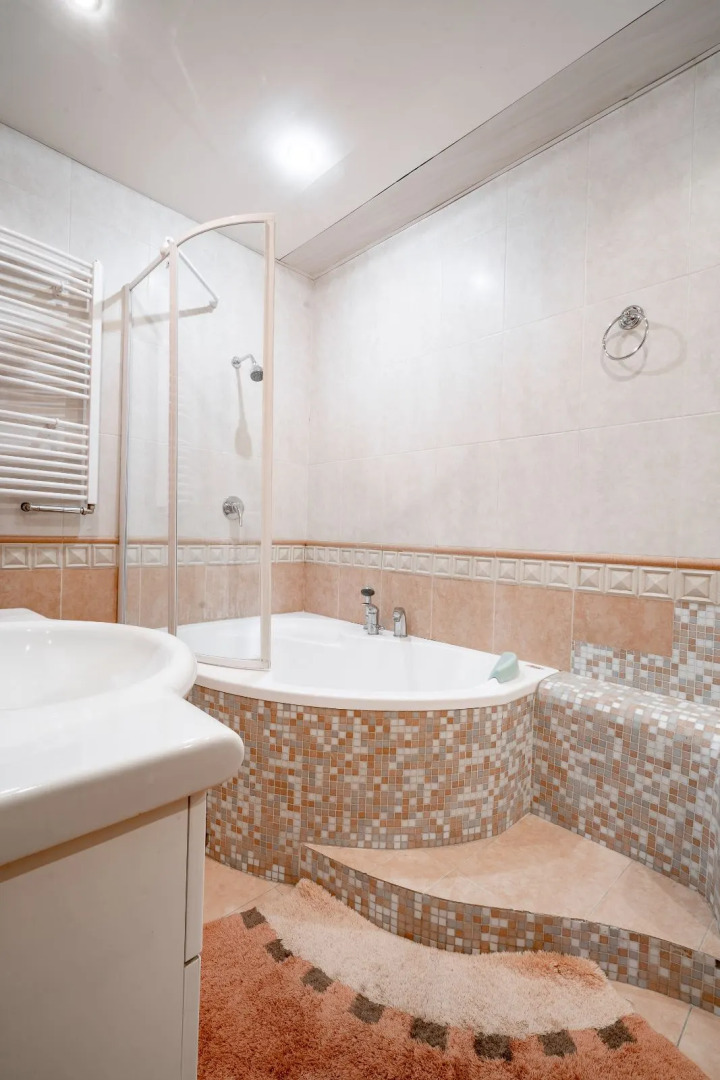 Апартаменты ЦЕНТР Свердлова 24 Трехкомнатная