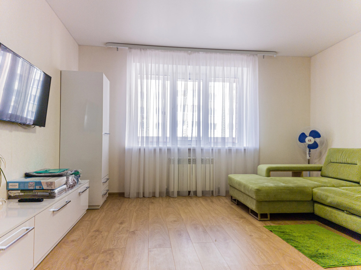 Апартаменты двухкомнатные в светлых тонах вблизи центра города