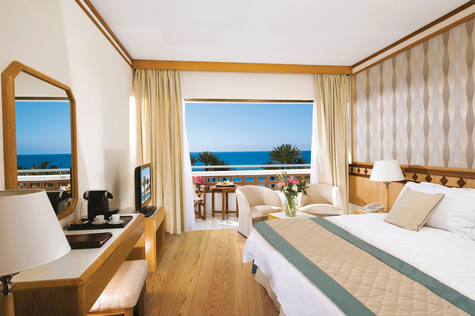 Отель Constantinou Bros Pioneer Beach
