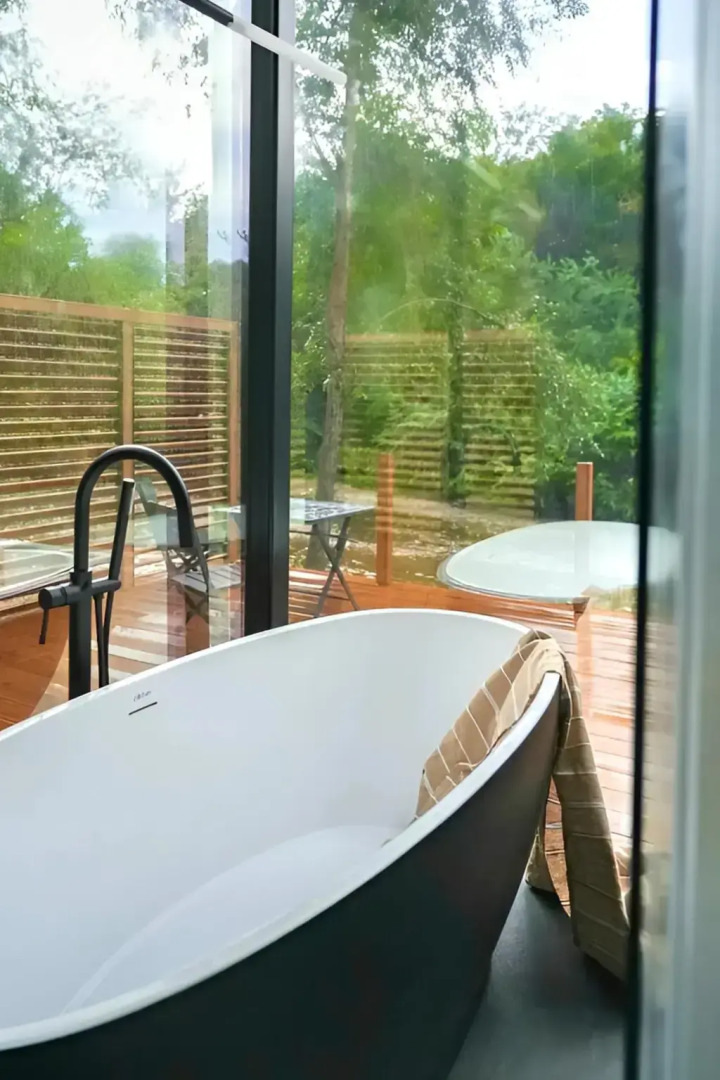 Частный Дом на Берегу Реки с Авторским Дизайном