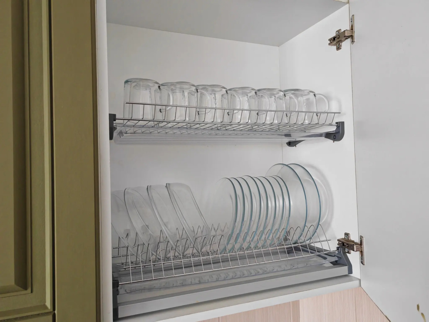 Квартира с диваном на кухне и балконом на Байбакова 2