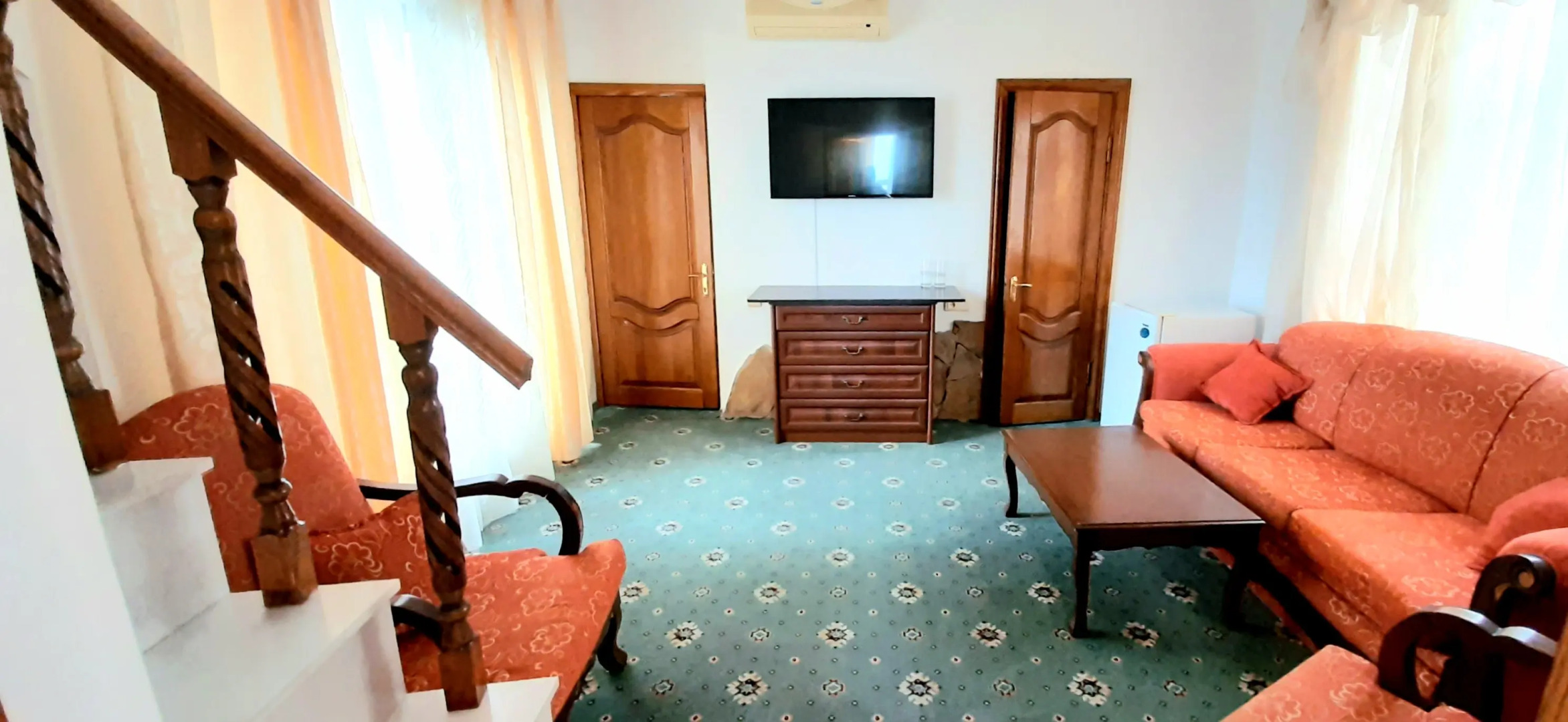 Курортный отель Корона