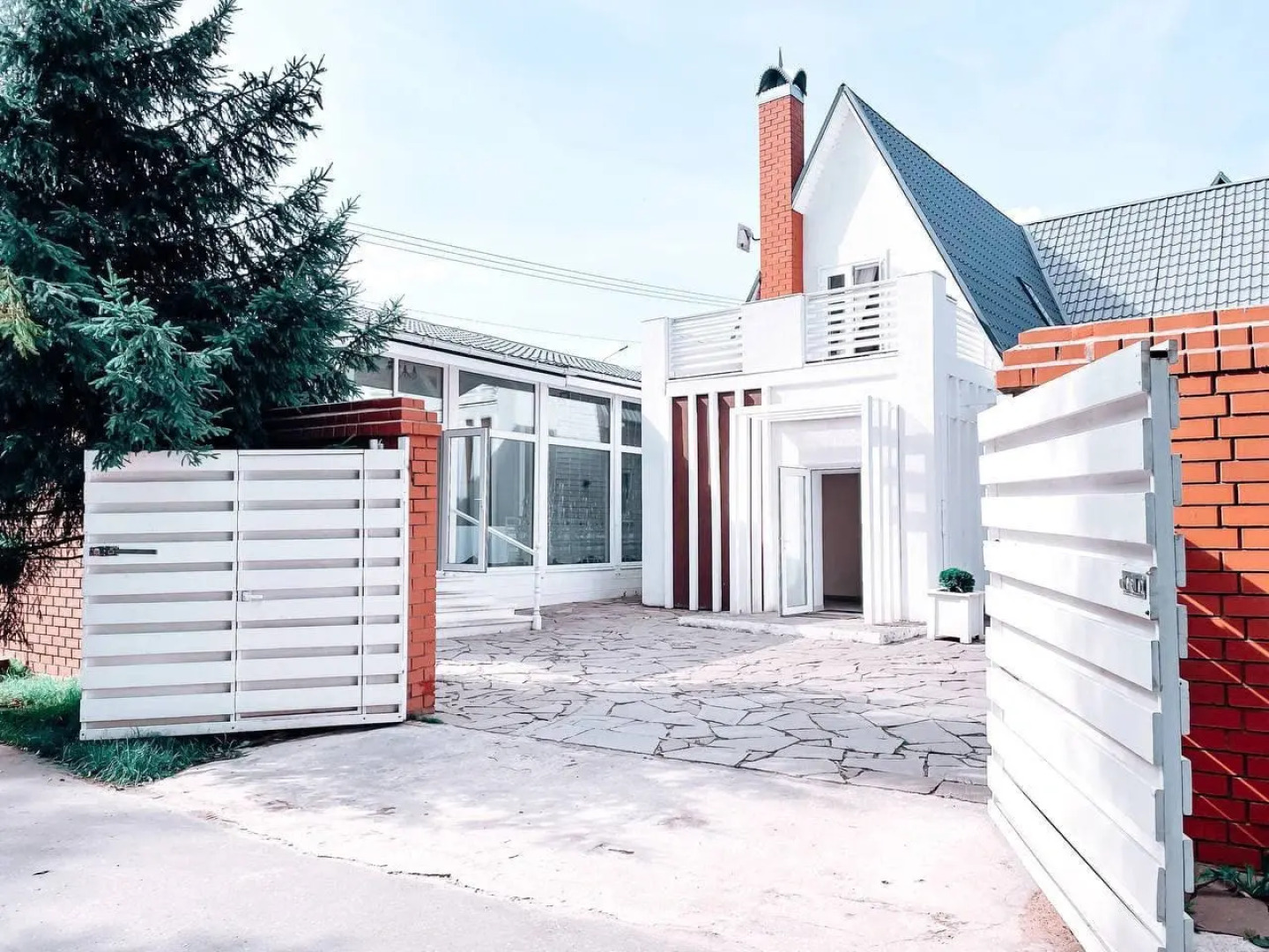 Гостевой Дом на берегу озера с верандой в Новой Москве