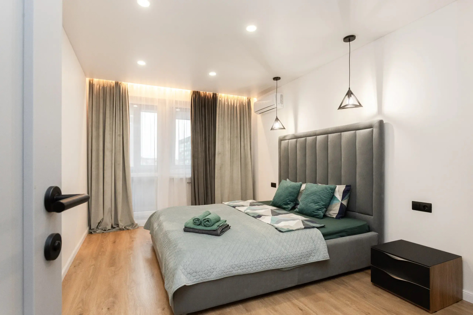 Квартира уютная трехкомнатная с двумя балконами рядом с островом Канта