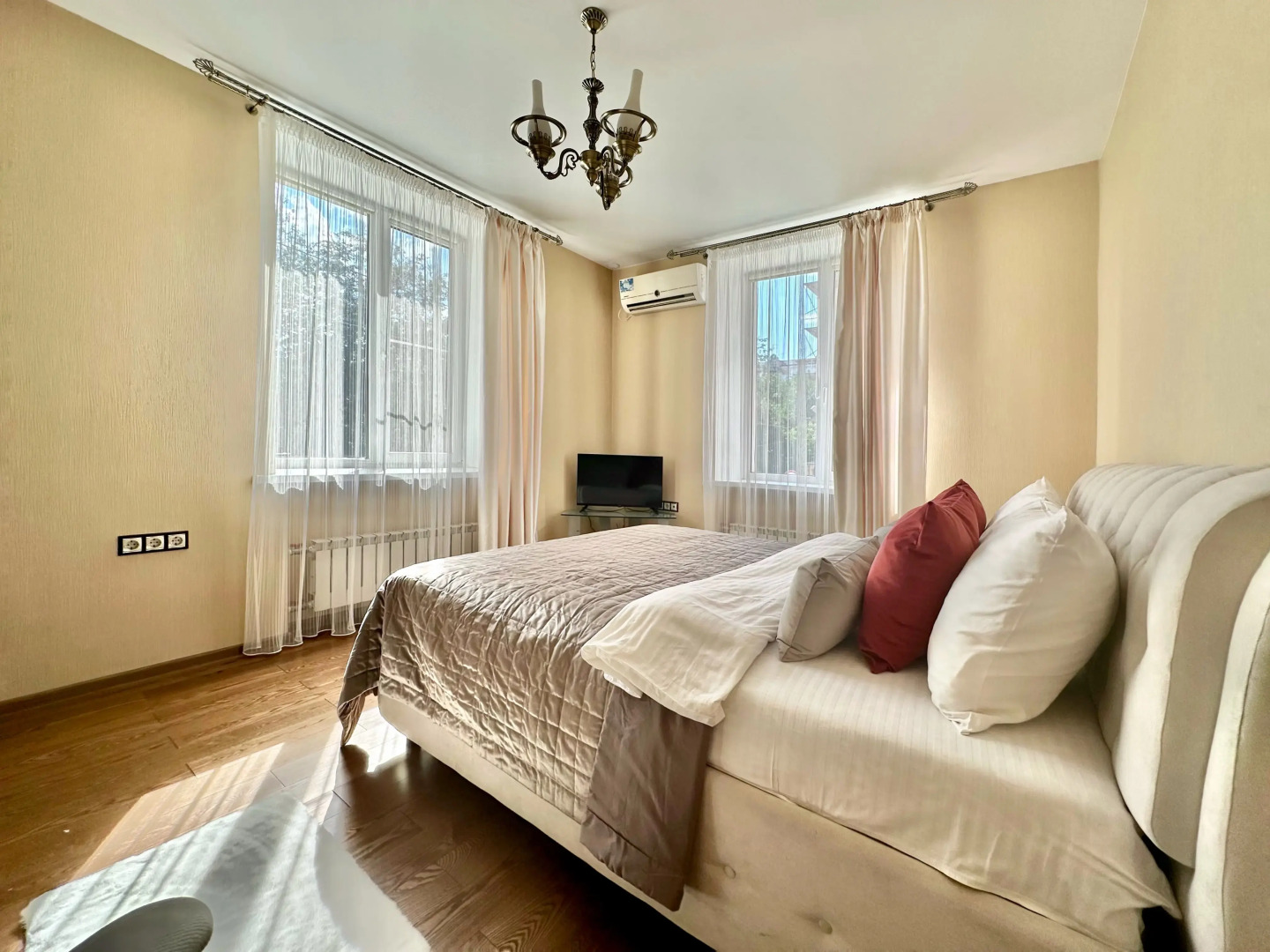 Апартаменты на Аллее Героев в Античном стиле