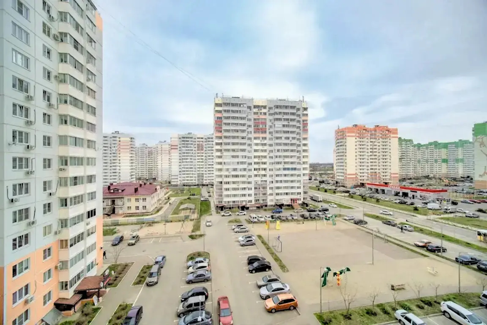 Квартира Как Дома с видом на Дом и Улицу