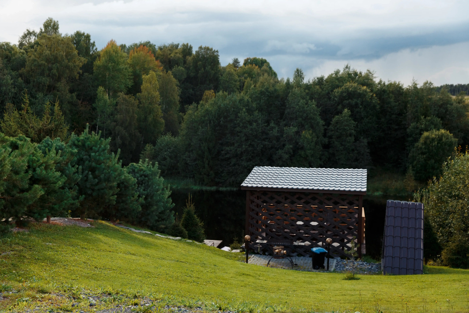Частный дом у реки