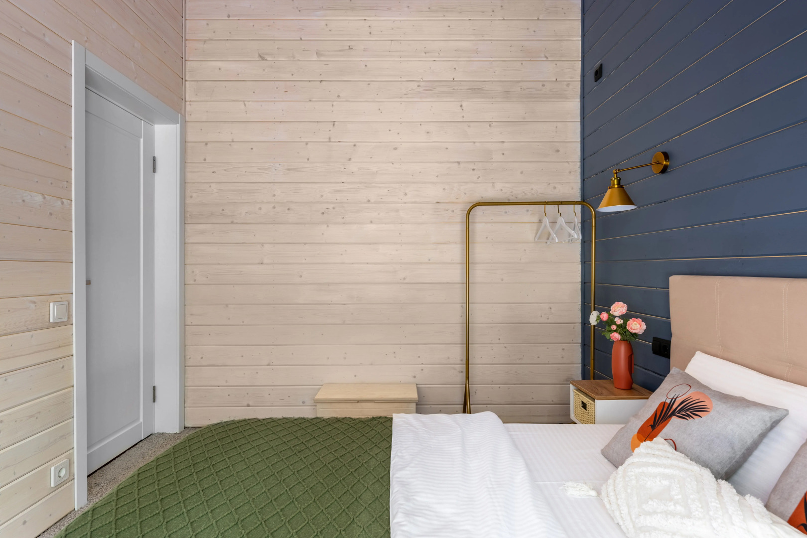 Частный дом в еловом лесу