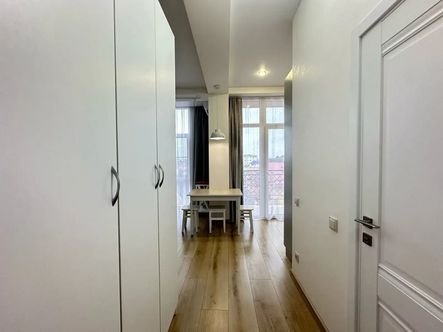 Море квартир уютная студия с панорамными окнами в центре Адлера