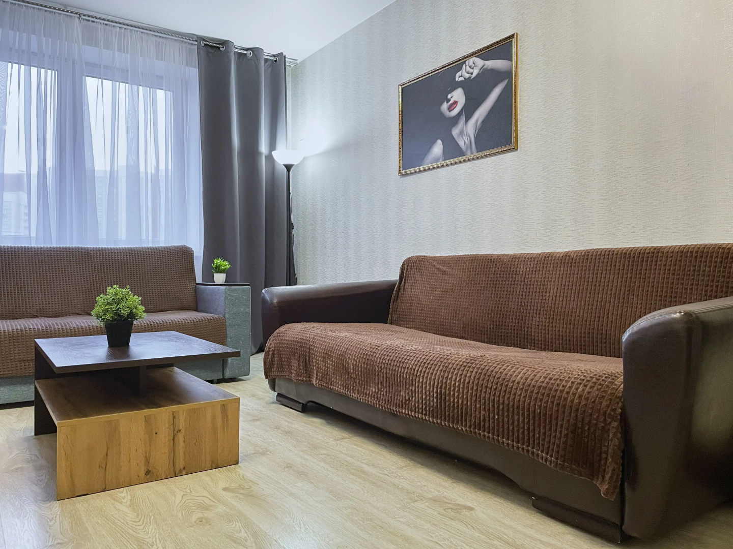 Апартаменты Шикарная двухкомнатная квартира с раздельными комнатами и балконом