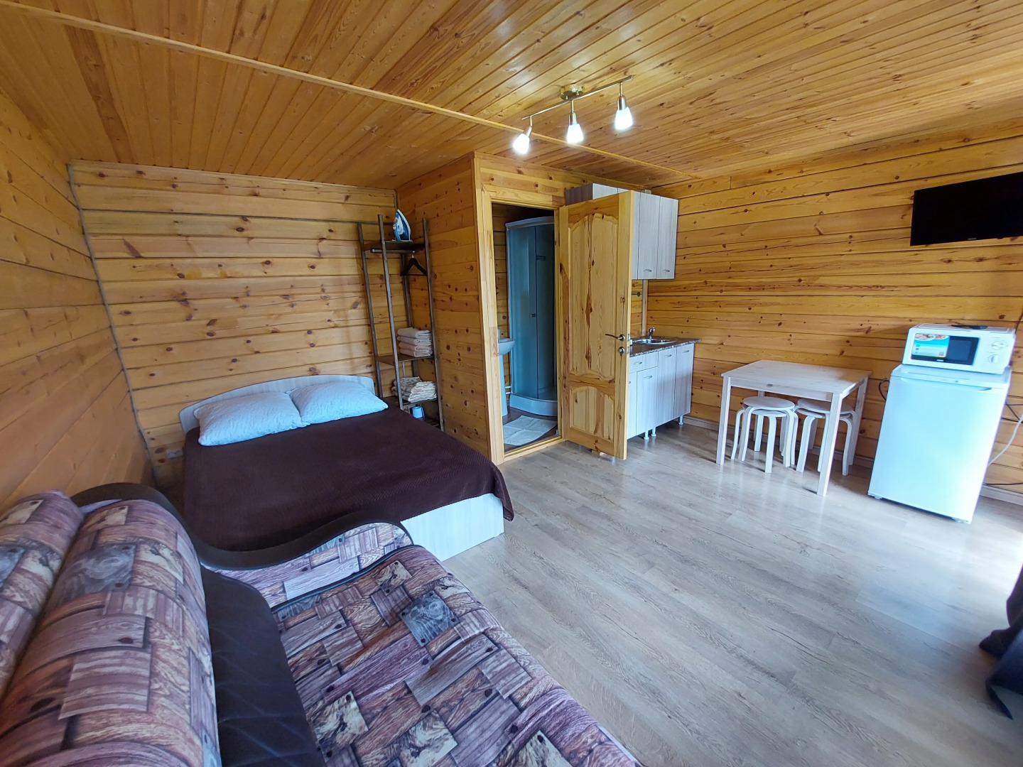 Частный дом Домик-студия на Чемальской