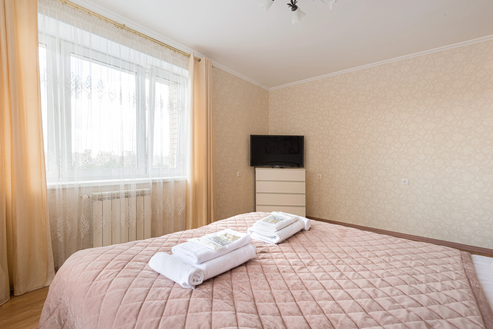 Квартира 1-к яркая у залива на Маркова 8/2 от RentAp, 4 сп.места