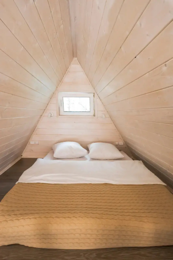 Частный дом в лесу у реки Пра