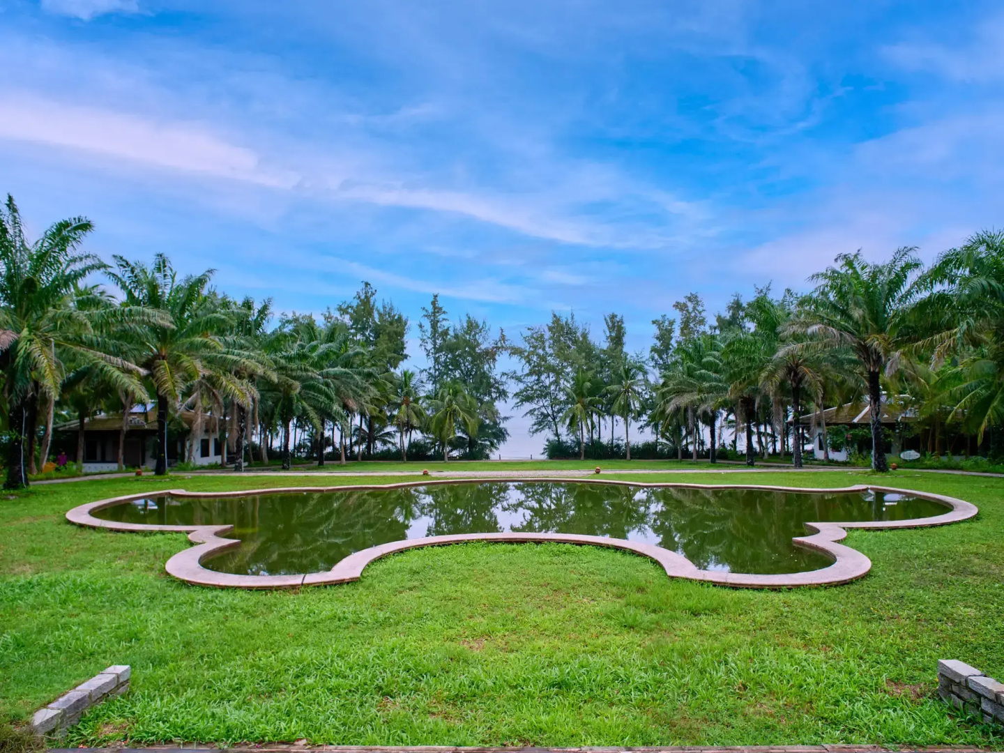 Курортный отель Lang Co Beach