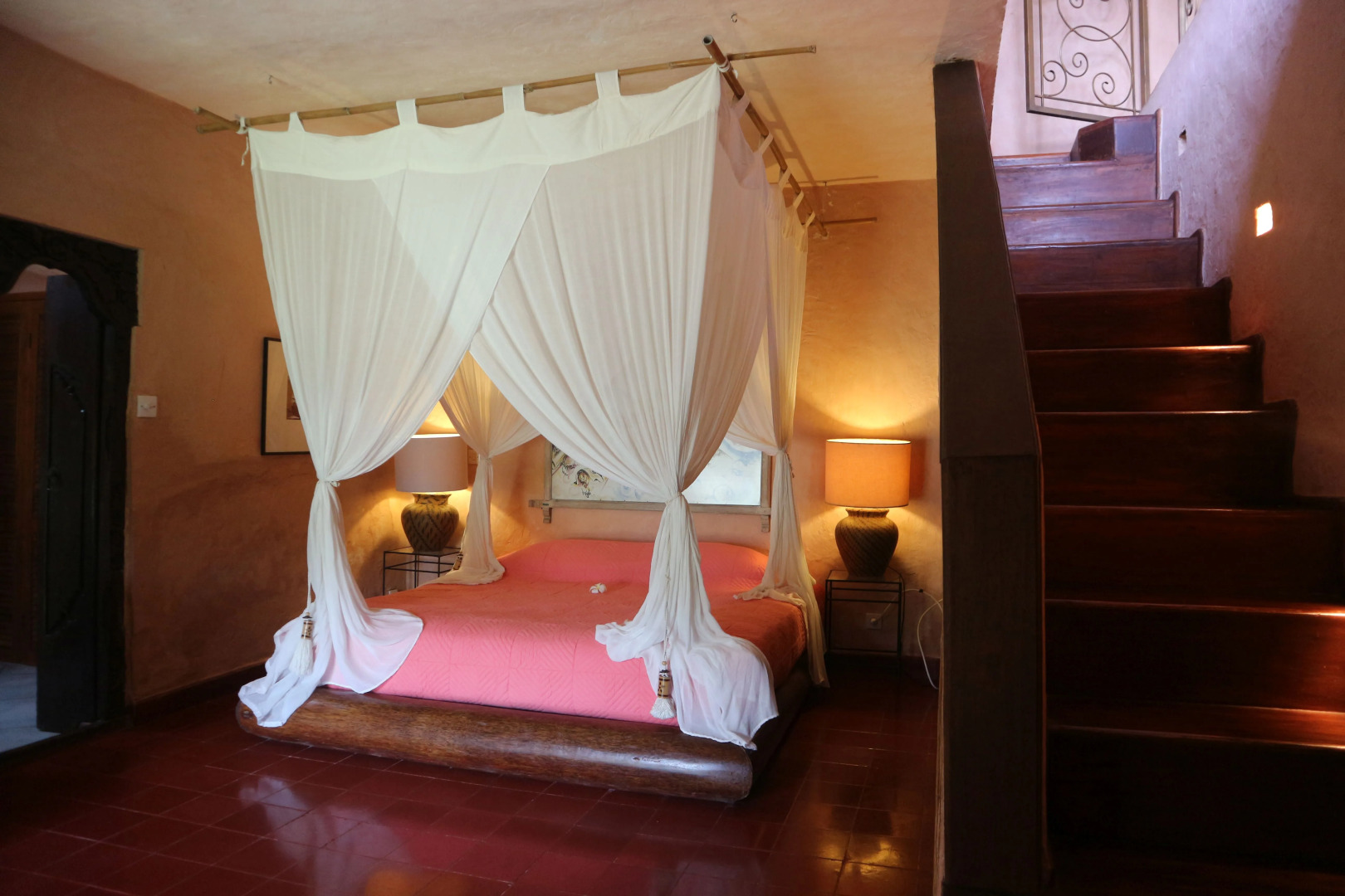 Отель La Taverna Suites