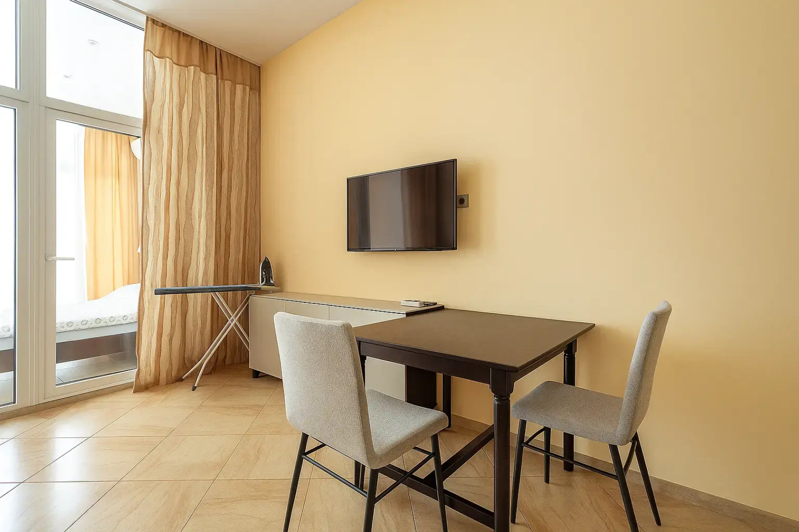 Квартира для 4х гостей в минуте от моря с оборудованной кухонной зоной и просторным душем