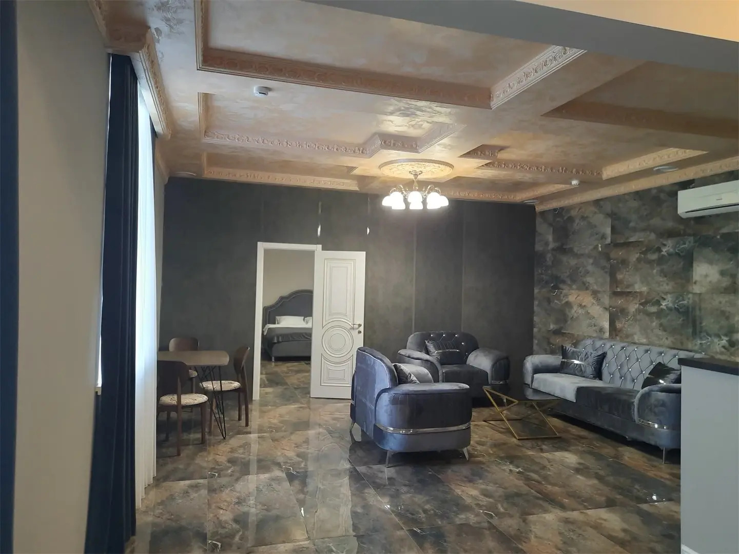 Отель в Теме