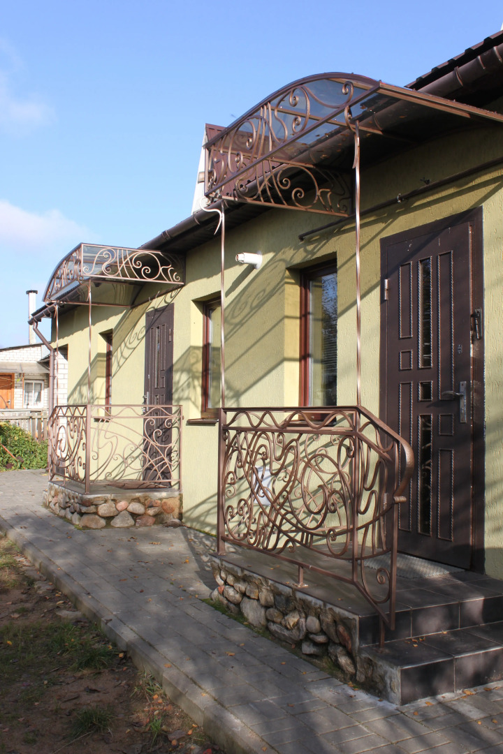 Частный дом с камином на берегу реки