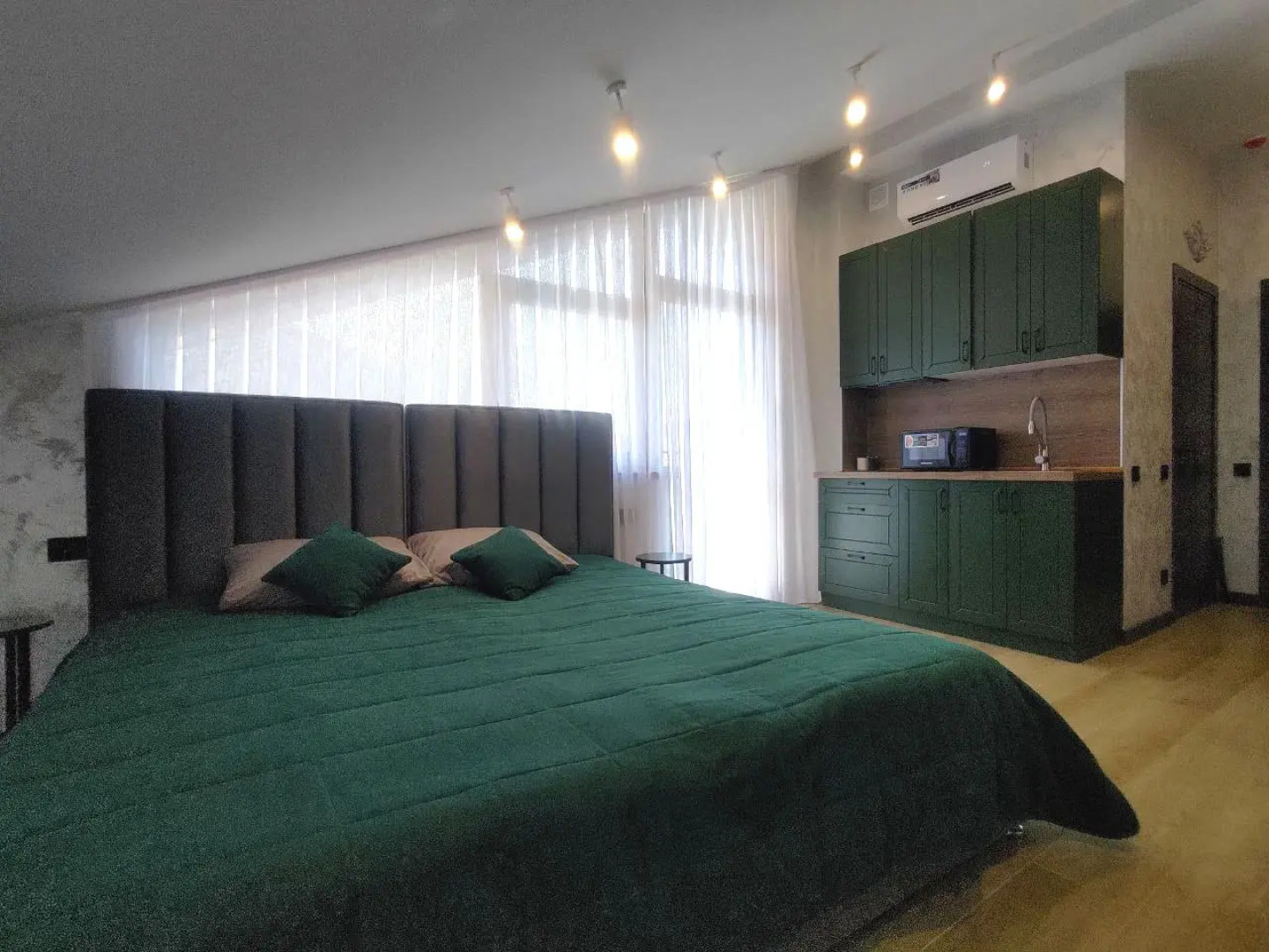 Апартаменты Студия с Балконом на Защитников Кавказа 114