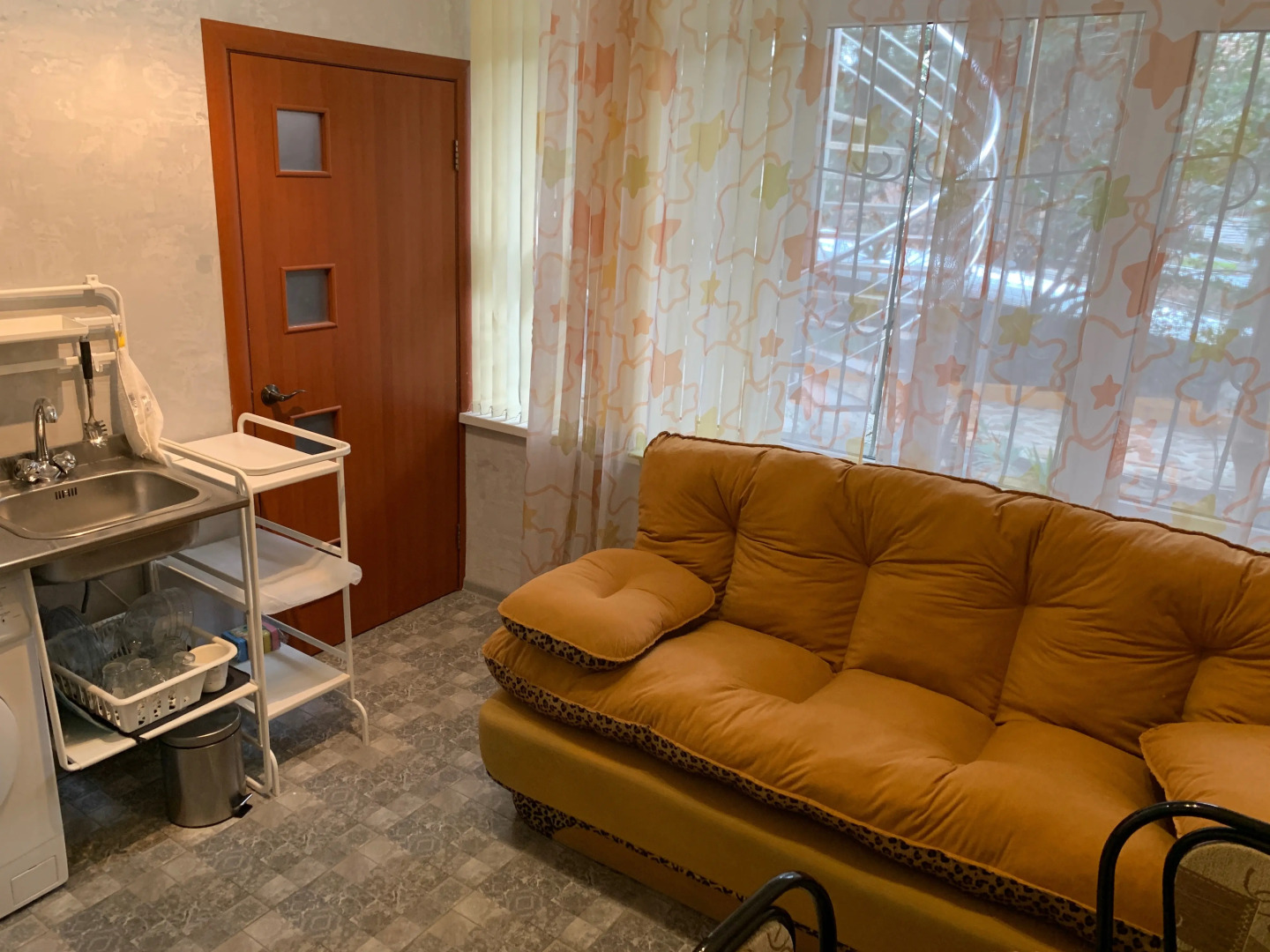 Апартаменты Статус на Кирова 10 в Ялте 1