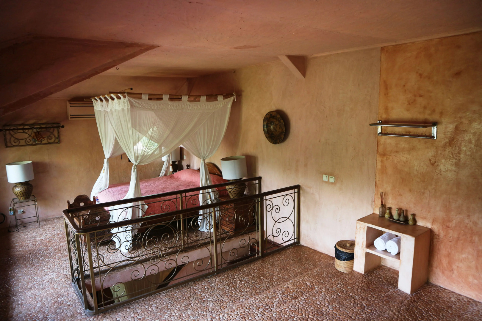 Отель La Taverna Suites