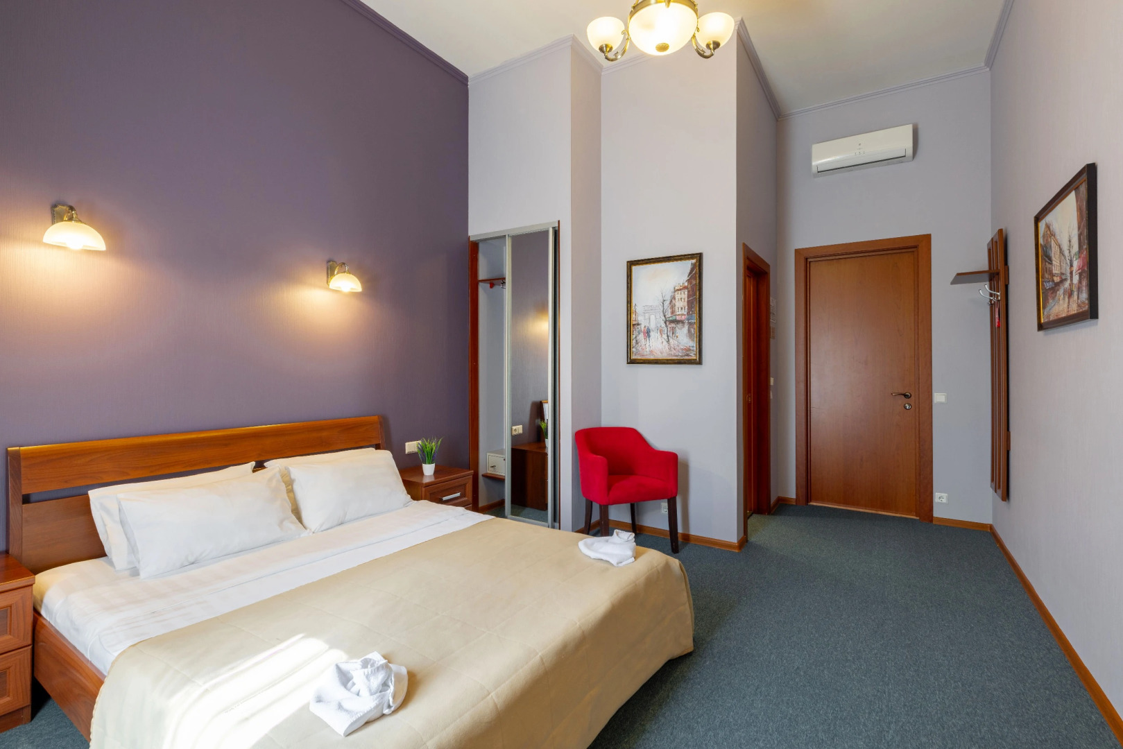 Соло на набережной реки Мойки 82