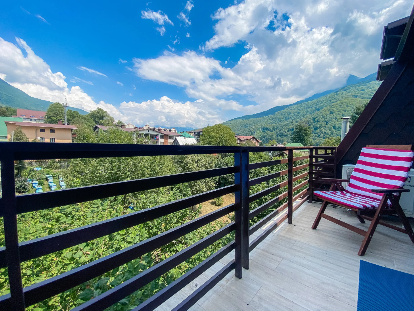 Студия с террасой с панорамным видом на горы