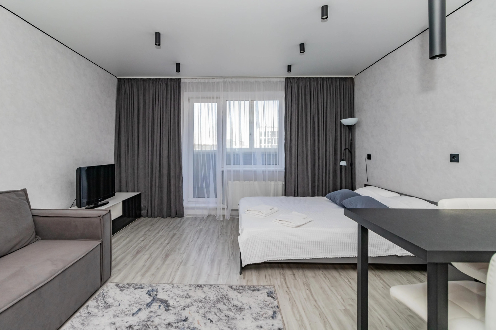 Квартира Нoвaя студия pacположена в ЖK Pиверсaйд Академ. В тихом зеленом дворе на берегу реки Миасс