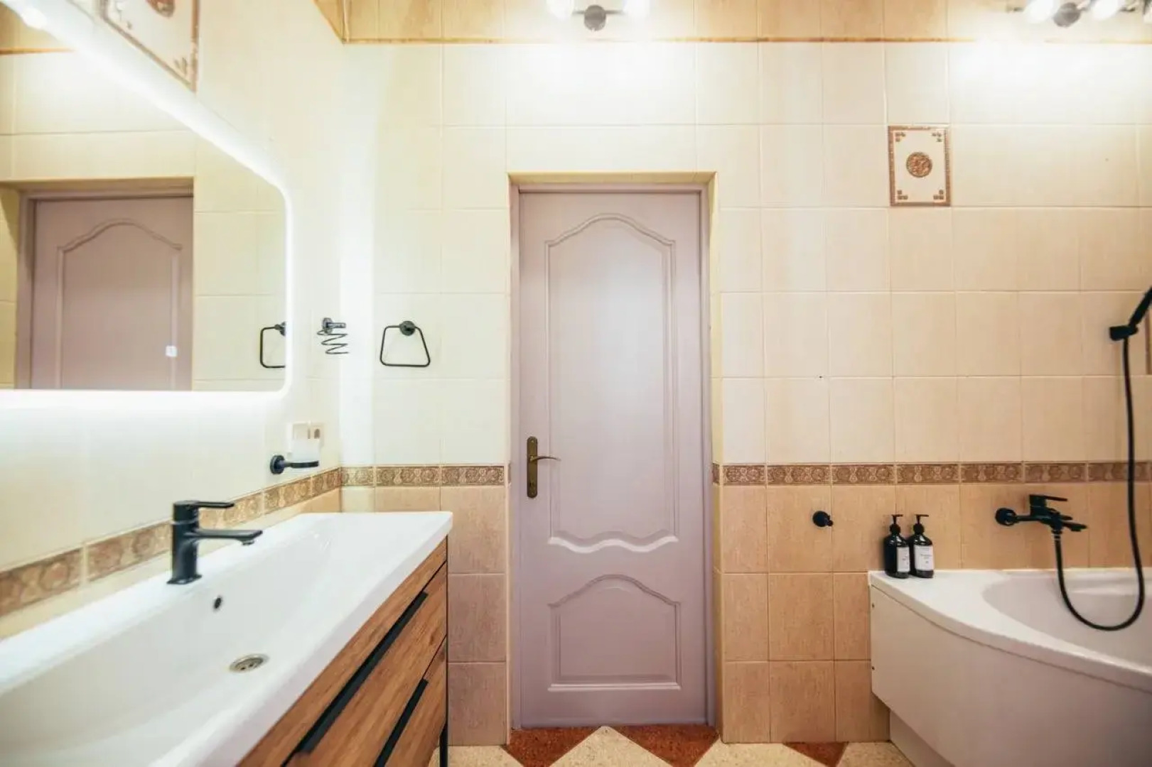 Частный дом в центре города с зеленым садом