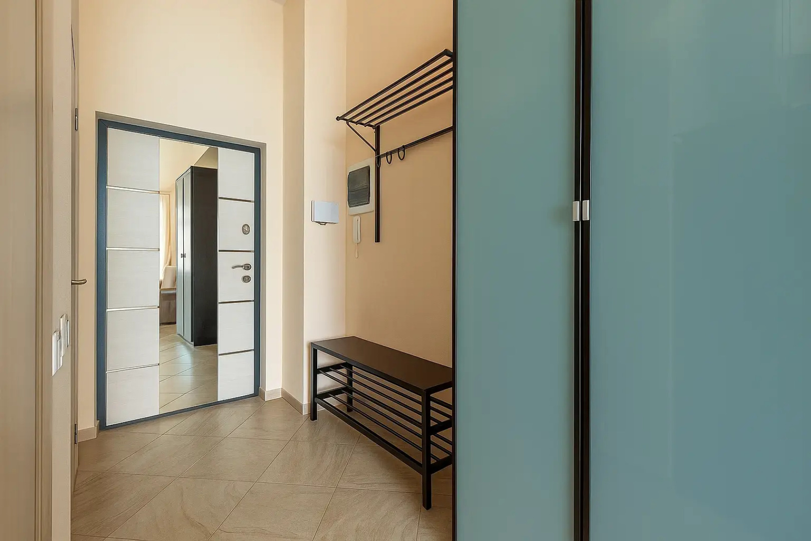 Квартира для 4х гостей в минуте от моря с оборудованной кухонной зоной и просторным душем