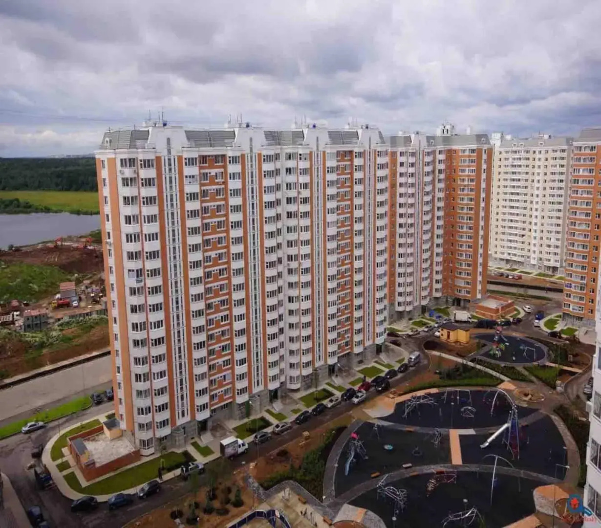 Апартаменты у метро с видом на писательский городок