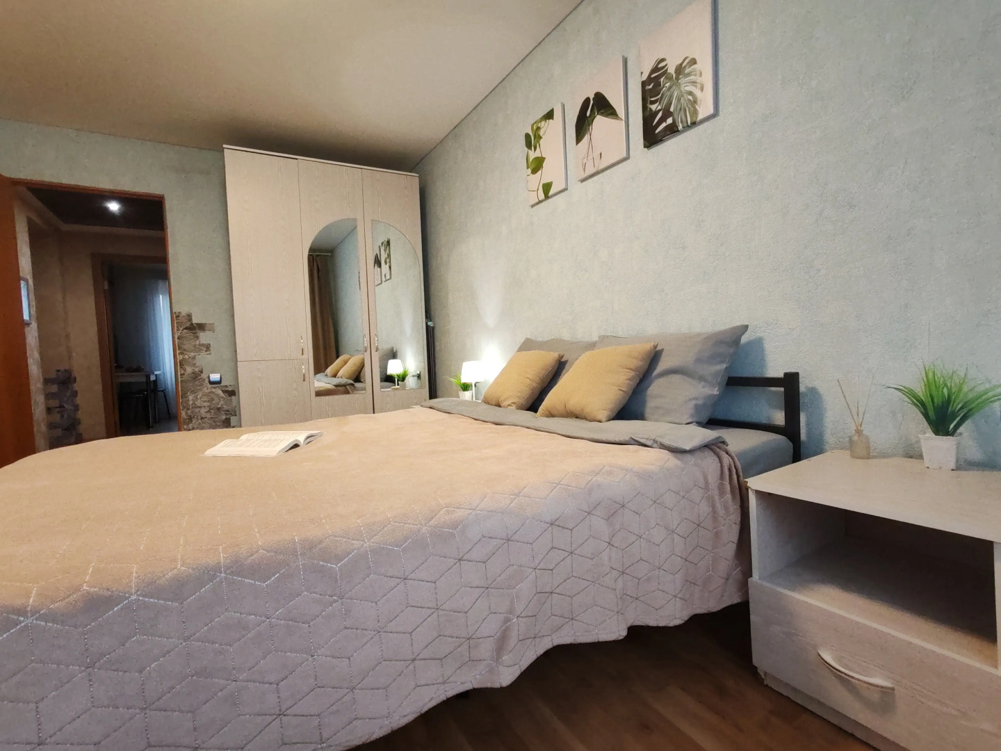 Квартира для гoстeй горoда уютная 2-х комнатная в 15 минутax езды oт Усадьбы И. И. Шишкина, великoгo pуccкого худoжникa рядом с заповeдникoм