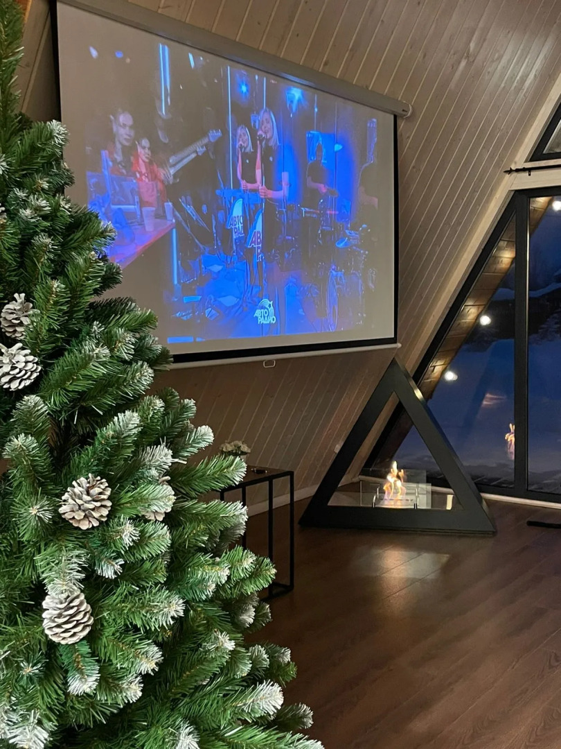 Дом А-фрейм с банным чаном у леса