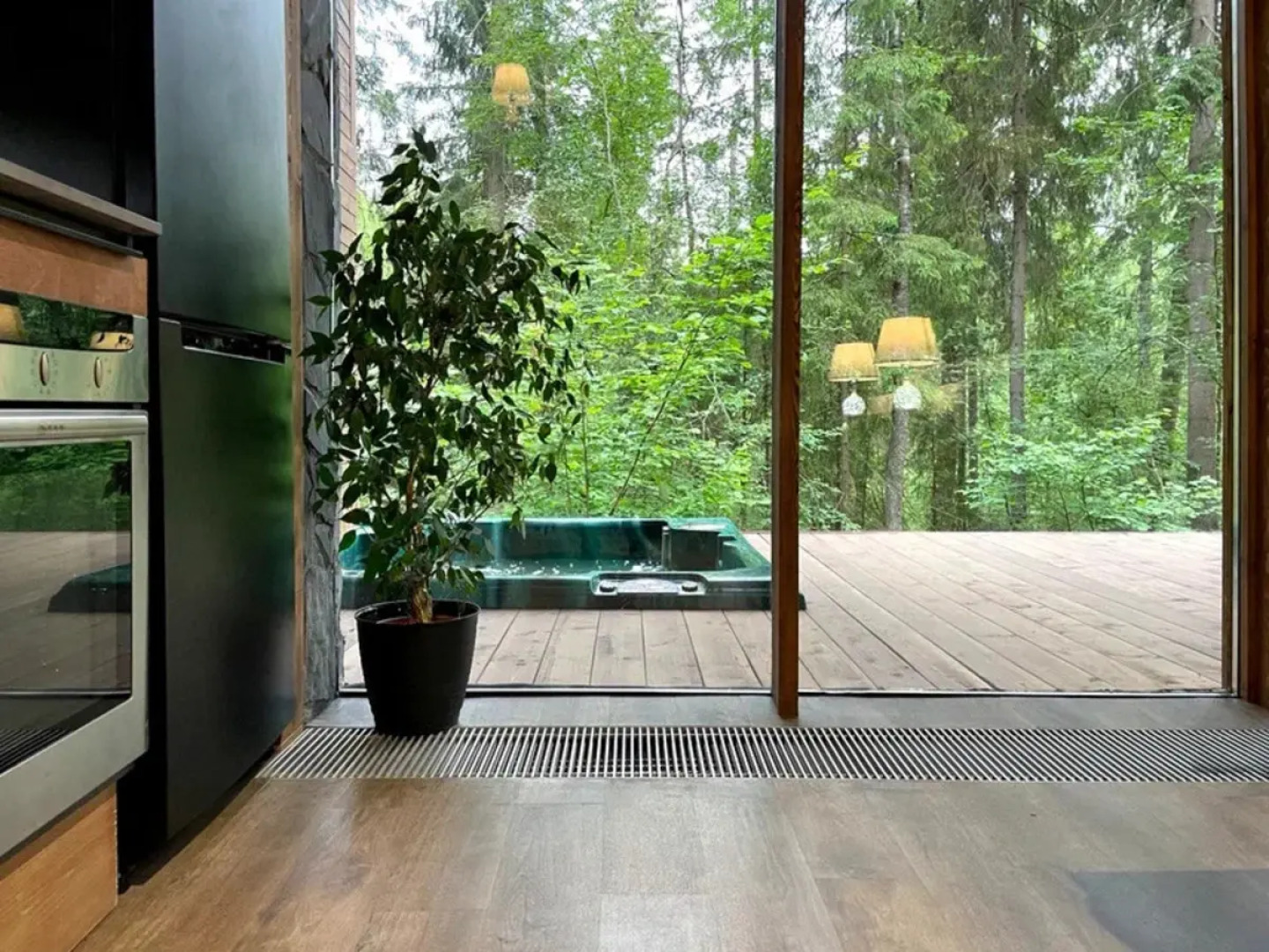 Шале с камином и джакузи в лесу