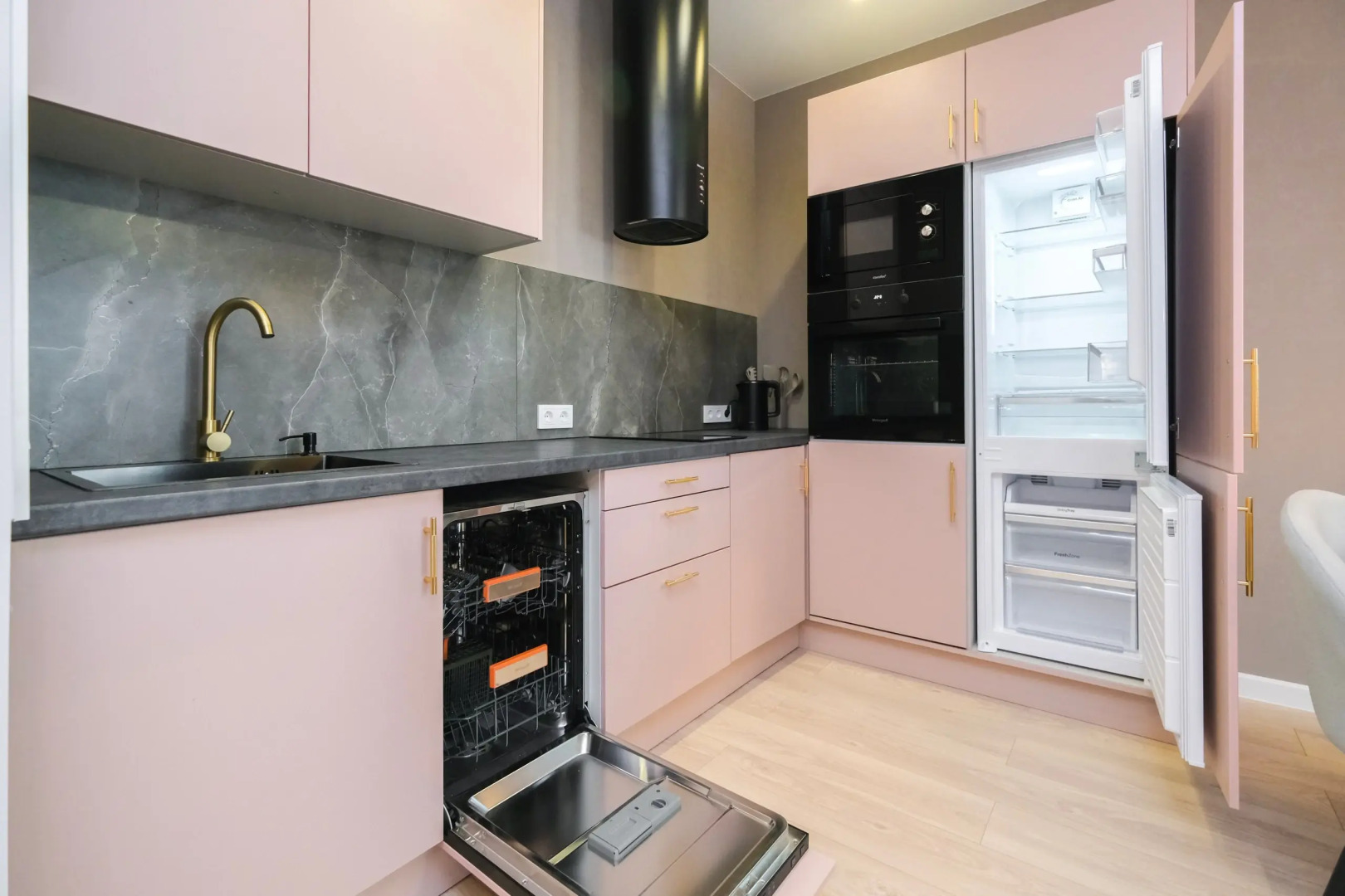 Большая Однокомнатная Квартира с Видом на Реку и Новым Ремонтом