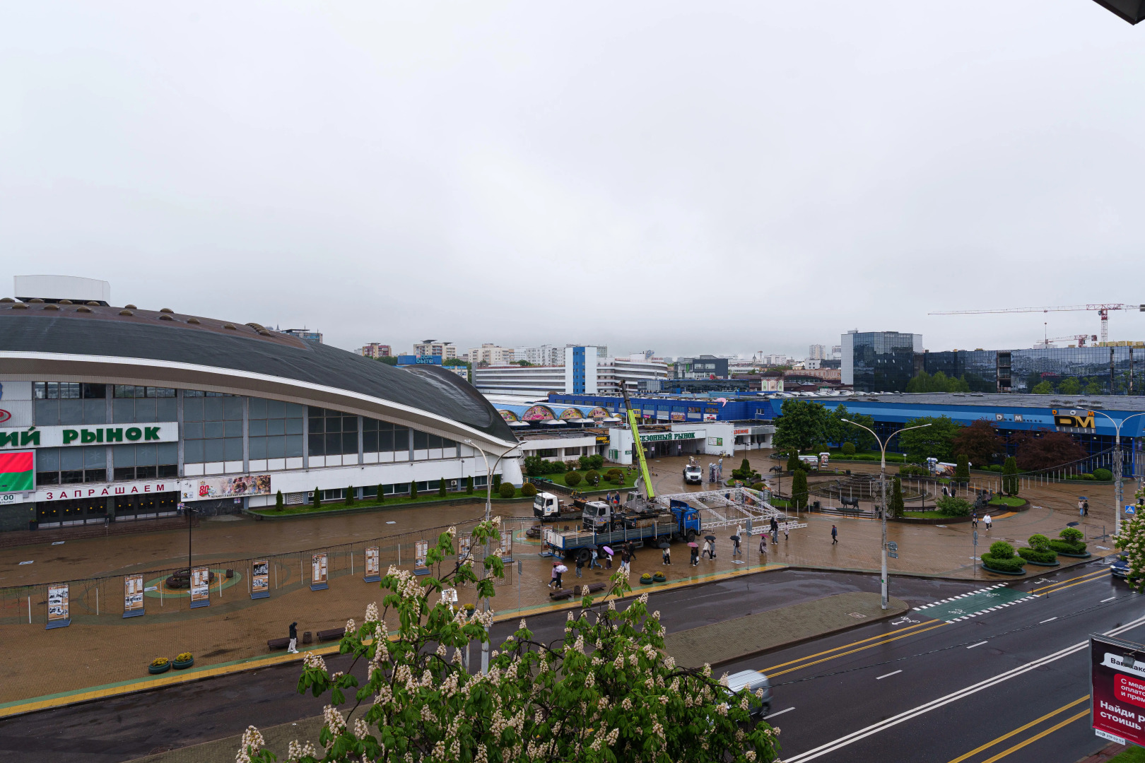 Апартаменты с видом на Комаровский рынок в центре города