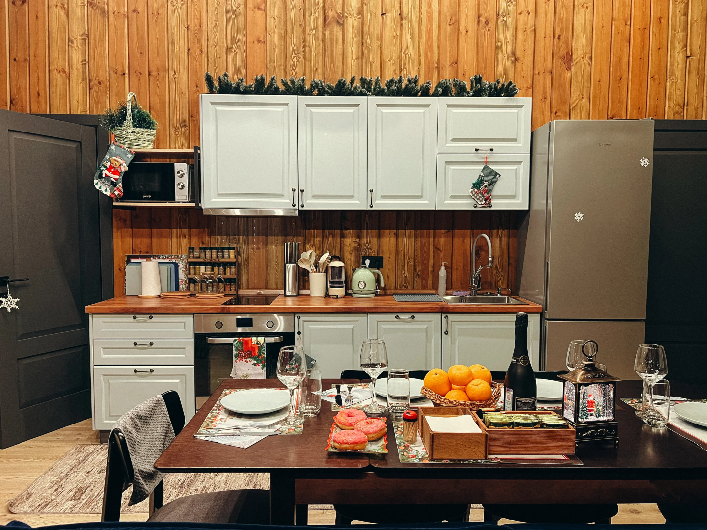 Частный дом с панорамными окнами с выходом на террасу и баней на дровах