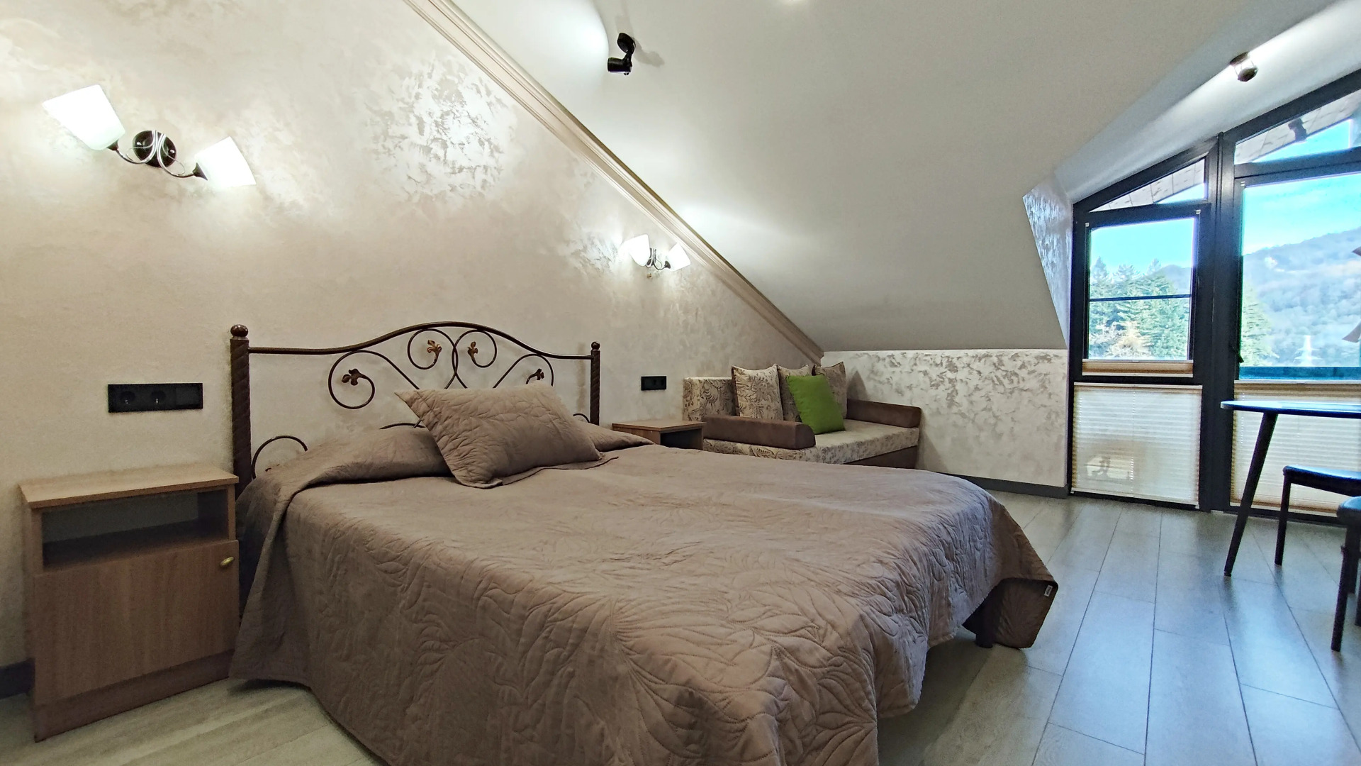 Апартаменты с Панорамным Видом на Горы и Открытым Балконом