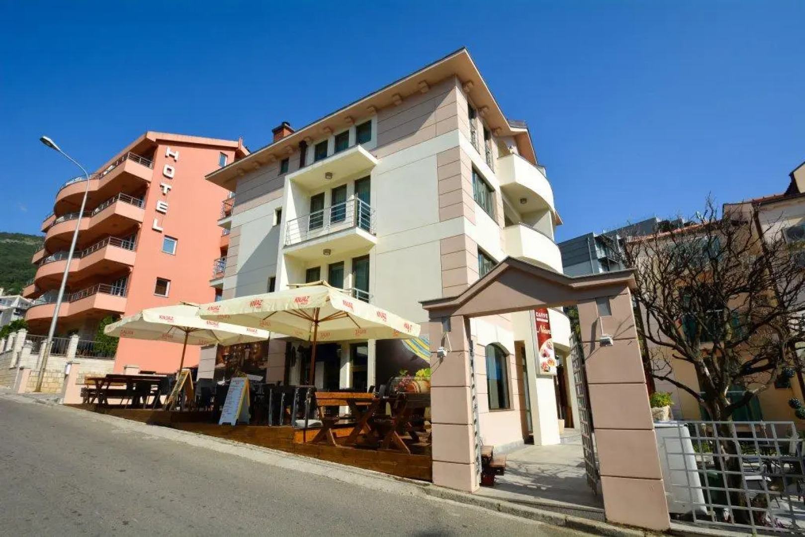 Отель Swiss Holiday