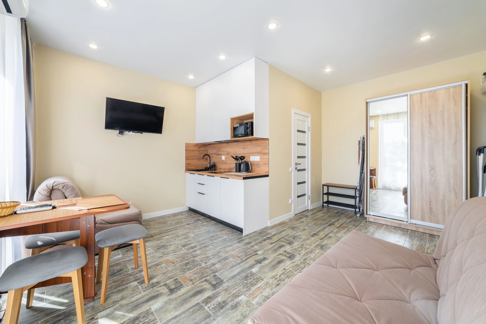 Квартира Дизайнерская студия на закрытой территории рядом с бассейном