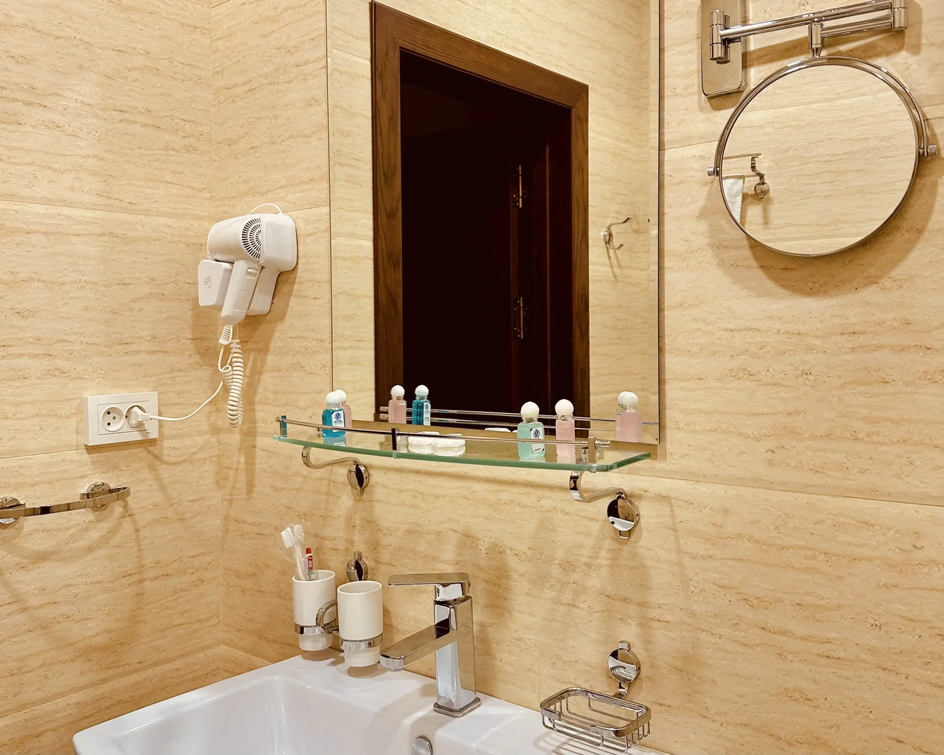 Отель Ayvan Plaza