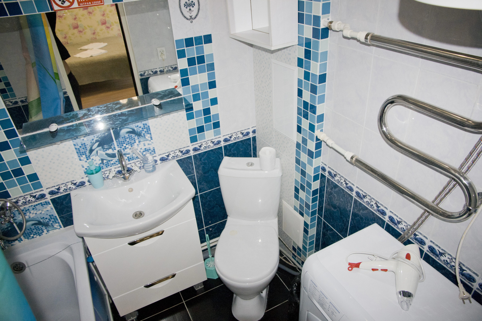 Уютная однокомнатная с изумрудным диваном и теплым полом